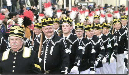 In traditioneller Tracht und zu stimmungsvoller Musik ziehen die Bergbrüderschaften durch die Straßen - Wendt und Kühn.